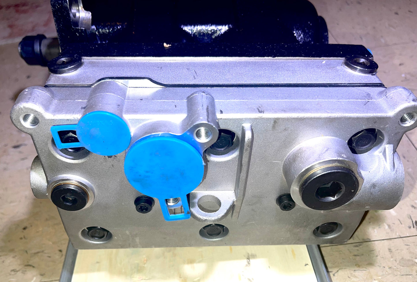 Air Brake Compressor 22016995 20774294 20846000 85013935 85146151 Volvo D13 Engine