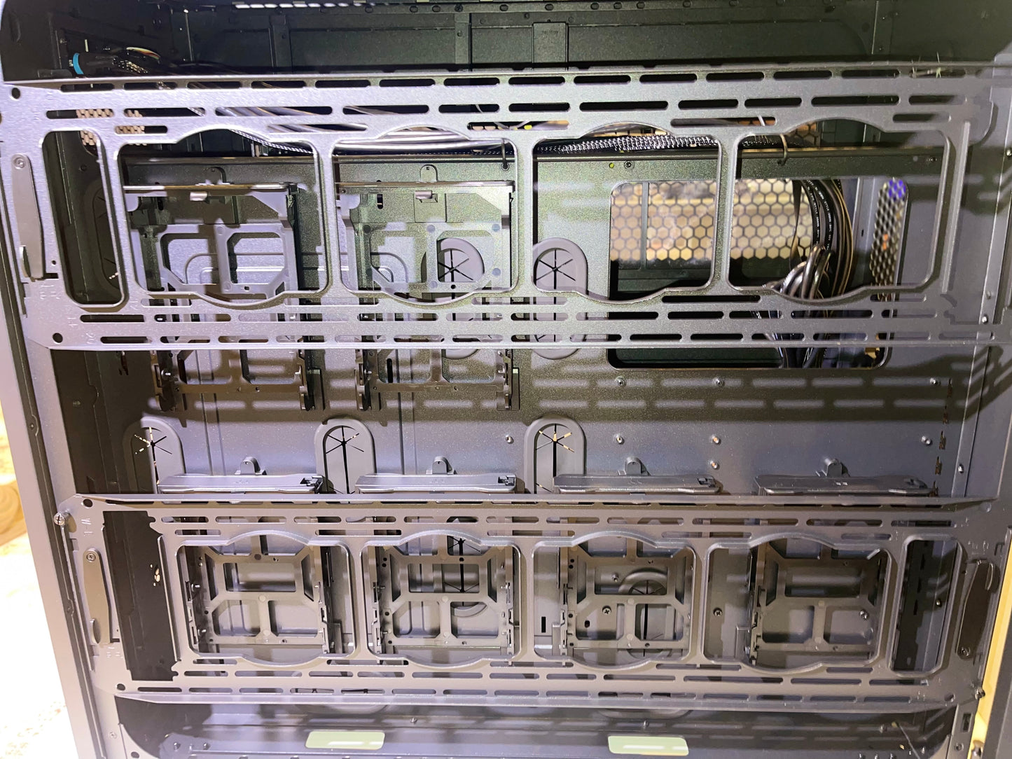 Thermaltake AX700 Super Tower; SSI-CEB/SSI-EEB/XL-ATX/E-ATX; 560mm Radiator Support; 360mm-630mm GPU Clearance; Support for up to 18x 3.5 or 2.5"; Supports 2X 5.25; CA-11B-00F1NN-00

Brand Thermaltake
Motherboard Compatability Extended ATX, Server ATX, AT