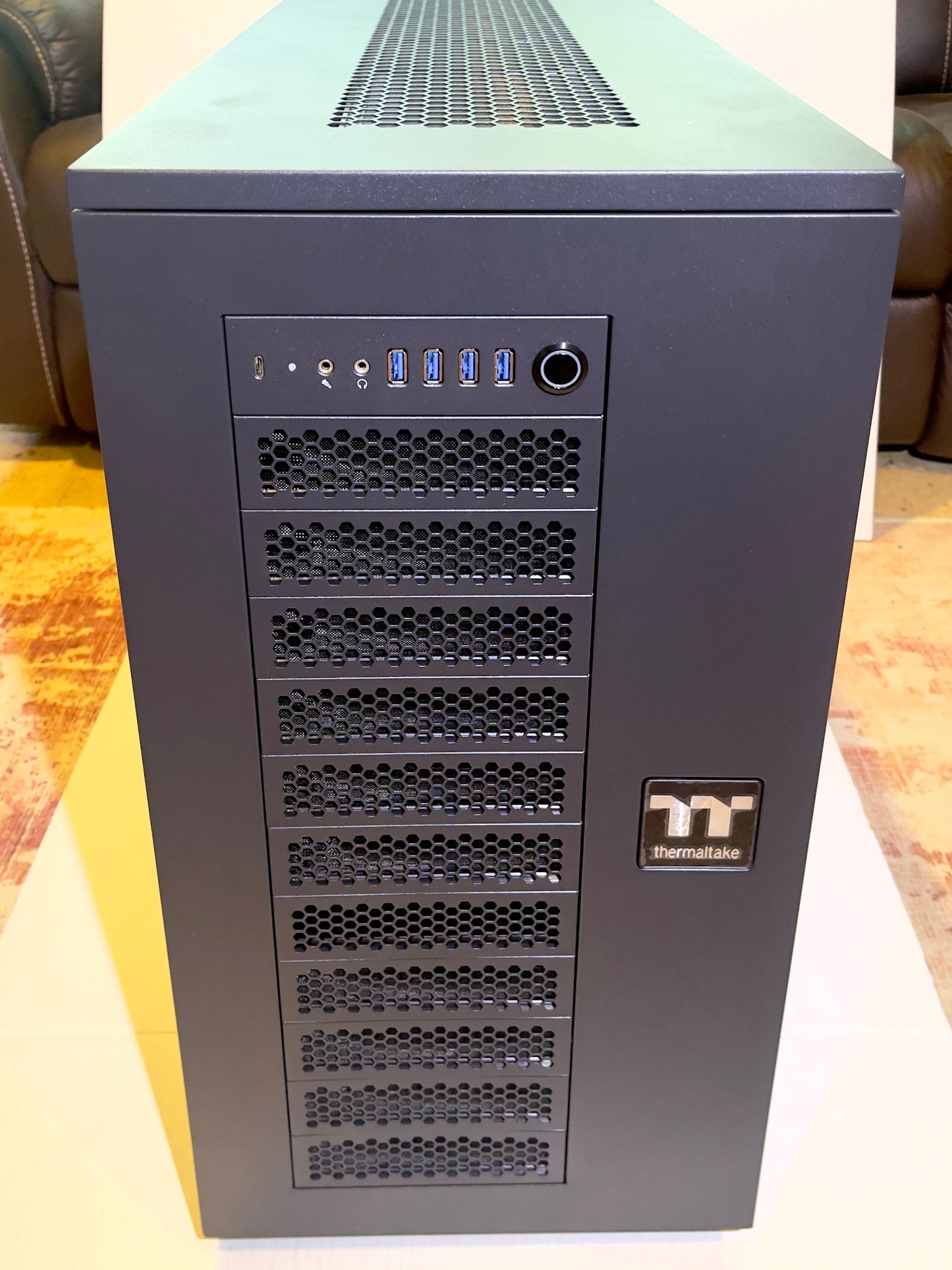 Thermaltake AX700 Super Tower; SSI-CEB/SSI-EEB/XL-ATX/E-ATX; 560mm Radiator Support; 360mm-630mm GPU Clearance; Support for up to 18x 3.5 or 2.5"; Supports 2X 5.25; CA-11B-00F1NN-00

Brand Thermaltake
Motherboard Compatability Extended ATX, Server ATX, AT