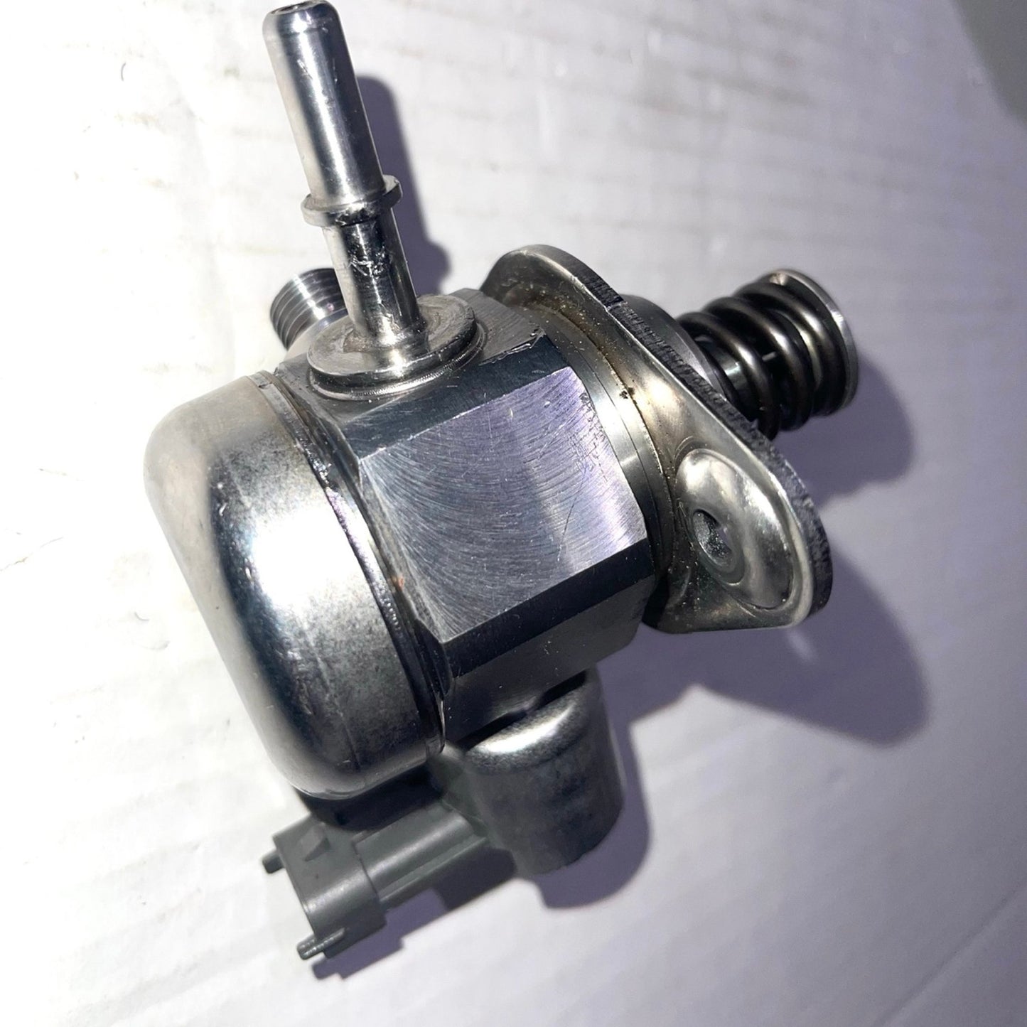 High Pressure Fuel Pump for 2012-2018 Ford Edge Escape Explorer Focus Fusion Police Sedan Land Rover Discovery LR2 Range Rover Evoque Lincoln MKC MKT MKZ L4 2.0L Replace 0261520152