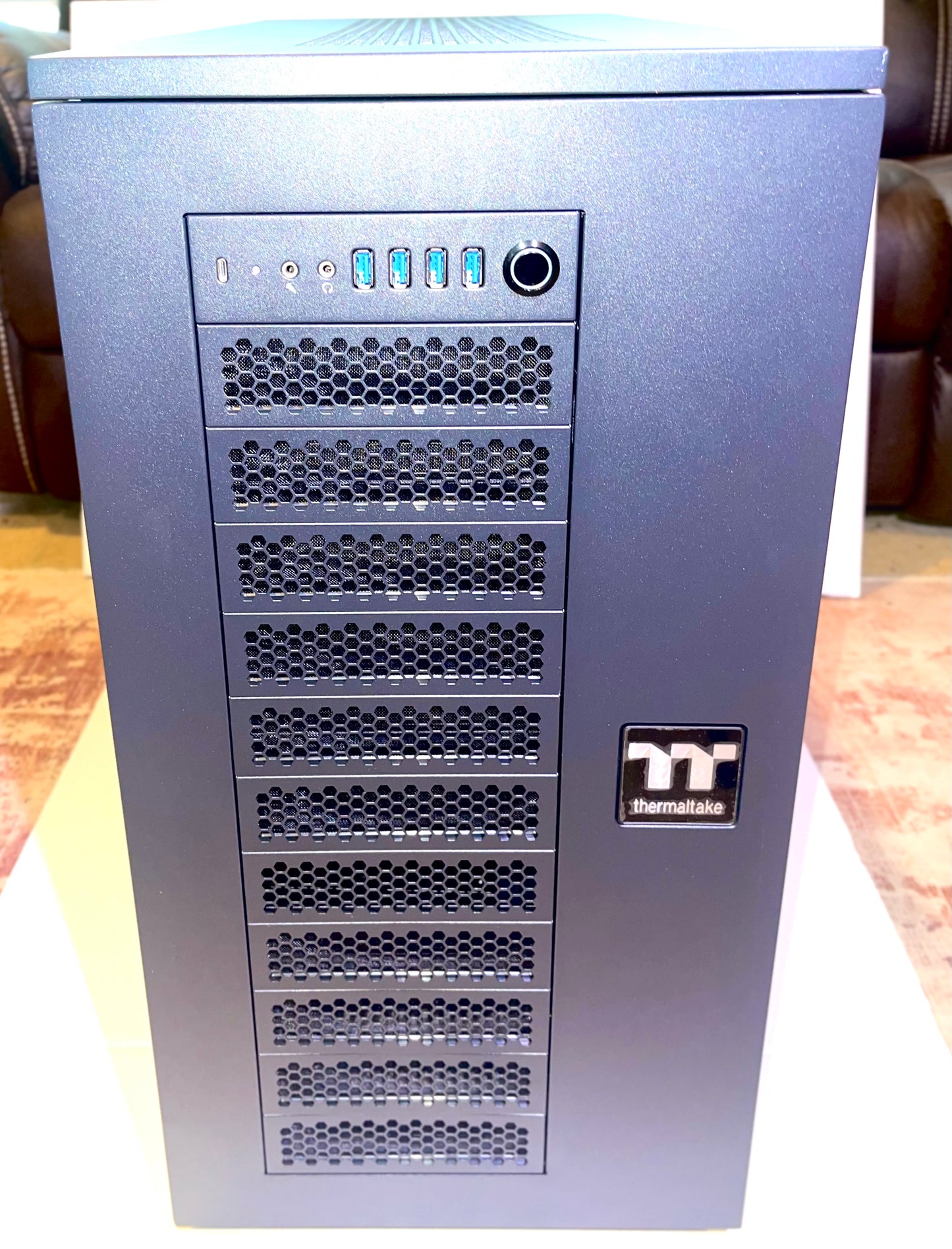 Thermaltake AX700 Super Tower; SSI-CEB/SSI-EEB/XL-ATX/E-ATX; 560mm Radiator Support; 360mm-630mm GPU Clearance; Support for up to 18x 3.5 or 2.5"; Supports 2X 5.25; CA-11B-00F1NN-00

Brand Thermaltake
Motherboard Compatability Extended ATX, Server ATX, AT