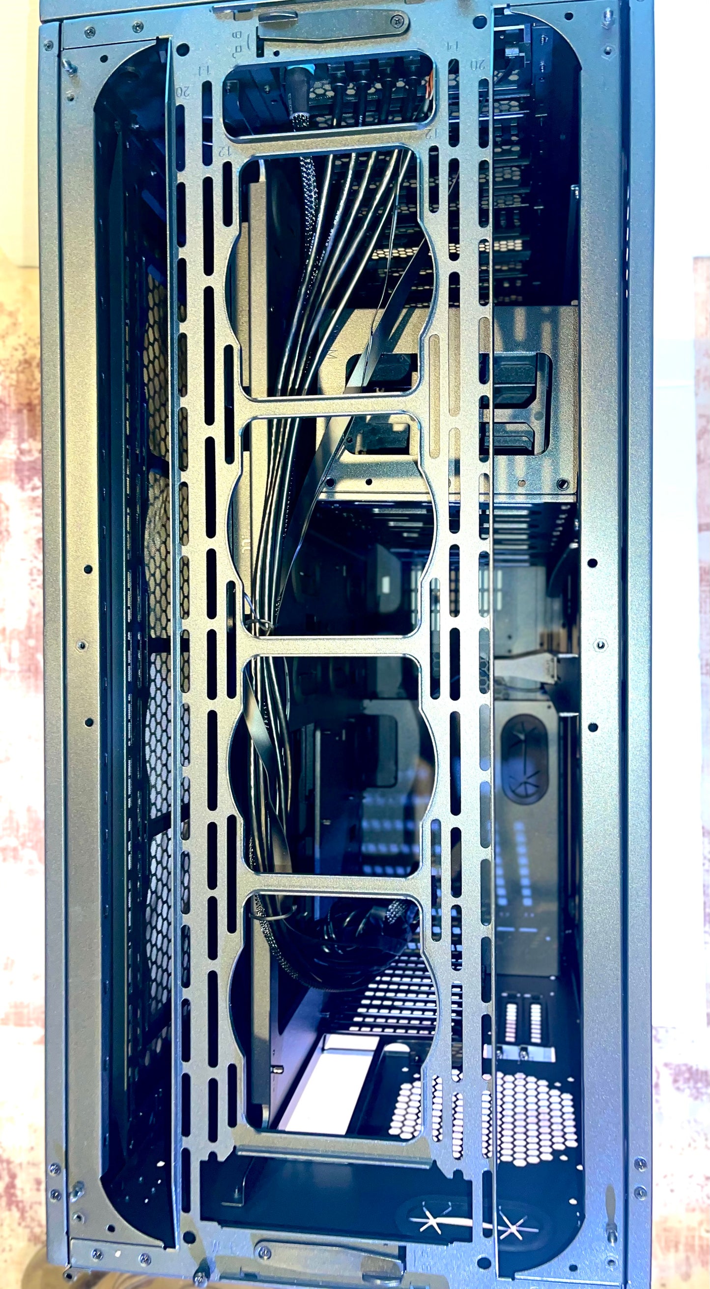 Thermaltake AX700 Super Tower; SSI-CEB/SSI-EEB/XL-ATX/E-ATX; 560mm Radiator Support; 360mm-630mm GPU Clearance; Support for up to 18x 3.5 or 2.5"; Supports 2X 5.25; CA-11B-00F1NN-00

Brand Thermaltake
Motherboard Compatability Extended ATX, Server ATX, AT