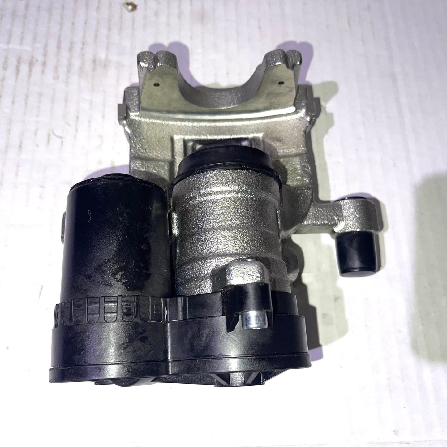 Brake Caliper Rear Left Driver Side for 2016-20 Jaguar XF XE F-PACE T2H37950 T2H7435 T2H37952 J9C25311 T2H40281 T4K8132 T4N7528