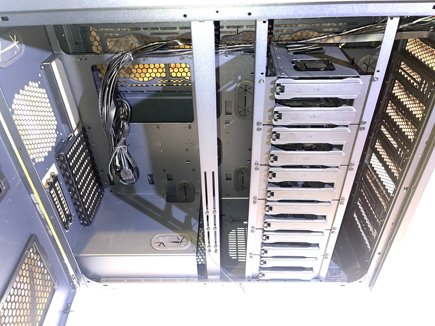 Thermaltake AX700 Super Tower; SSI-CEB/SSI-EEB/XL-ATX/E-ATX; 560mm Radiator Support; 360mm-630mm GPU Clearance; Support for up to 18x 3.5 or 2.5"; Supports 2X 5.25; CA-11B-00F1NN-00

Brand Thermaltake
Motherboard Compatability Extended ATX, Server ATX, AT