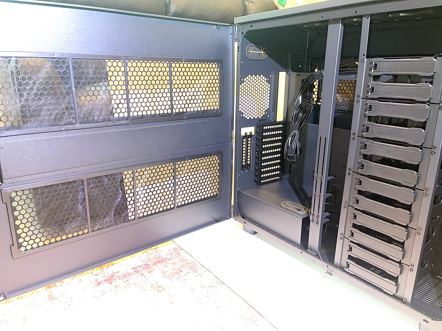 Thermaltake AX700 Super Tower; SSI-CEB/SSI-EEB/XL-ATX/E-ATX; 560mm Radiator Support; 360mm-630mm GPU Clearance; Support for up to 18x 3.5 or 2.5"; Supports 2X 5.25; CA-11B-00F1NN-00

Brand Thermaltake
Motherboard Compatability Extended ATX, Server ATX, AT