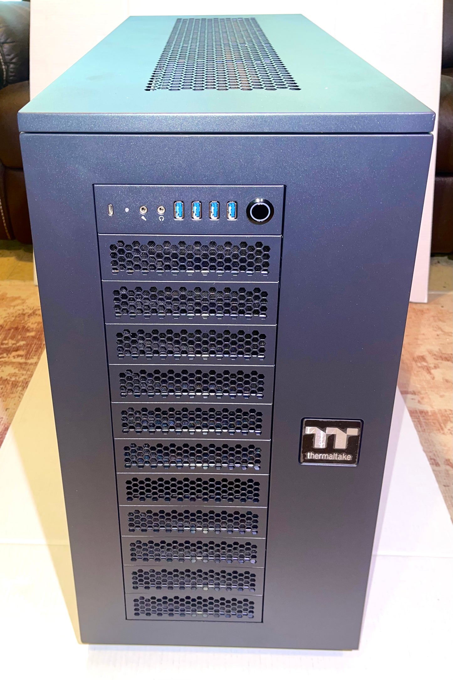 Thermaltake AX700 Super Tower; SSI-CEB/SSI-EEB/XL-ATX/E-ATX; 560mm Radiator Support; 360mm-630mm GPU Clearance; Support for up to 18x 3.5 or 2.5"; Supports 2X 5.25; CA-11B-00F1NN-00

Brand Thermaltake
Motherboard Compatability Extended ATX, Server ATX, AT