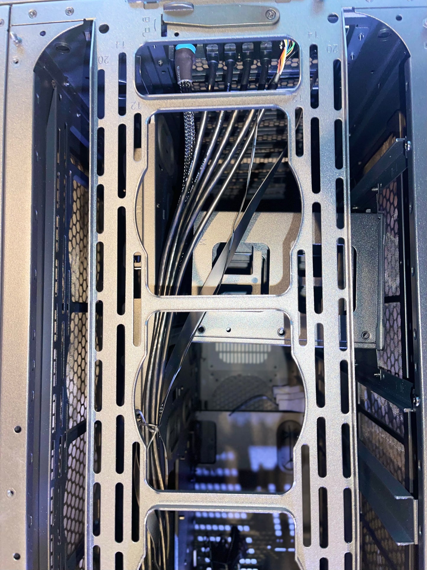 Thermaltake AX700 Super Tower; SSI-CEB/SSI-EEB/XL-ATX/E-ATX; 560mm Radiator Support; 360mm-630mm GPU Clearance; Support for up to 18x 3.5 or 2.5"; Supports 2X 5.25; CA-11B-00F1NN-00

Brand Thermaltake
Motherboard Compatability Extended ATX, Server ATX, AT