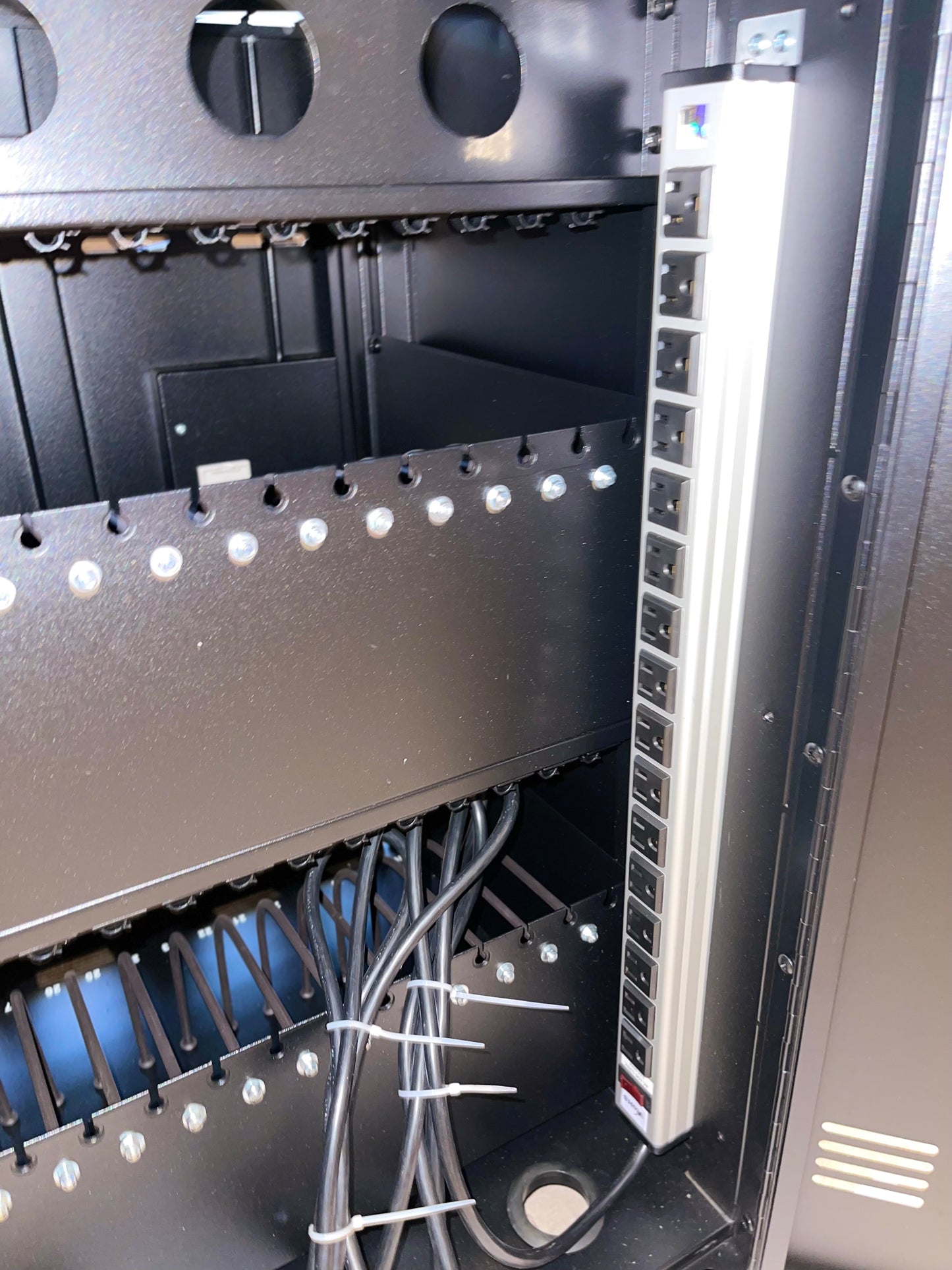 ARTMAN B30EL Tablet/Chromebook/Laptop Charging Cart with Keypad Lock (30 Devices) Slot