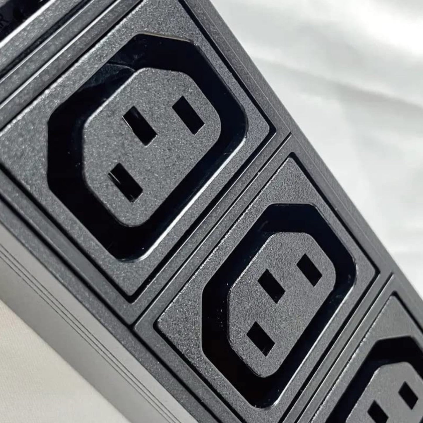 8way C13 C19 30A 120V-240V Metered PDU Current Volts Digital Meter SPD L6-30P amp PDU (06-30A-S005)