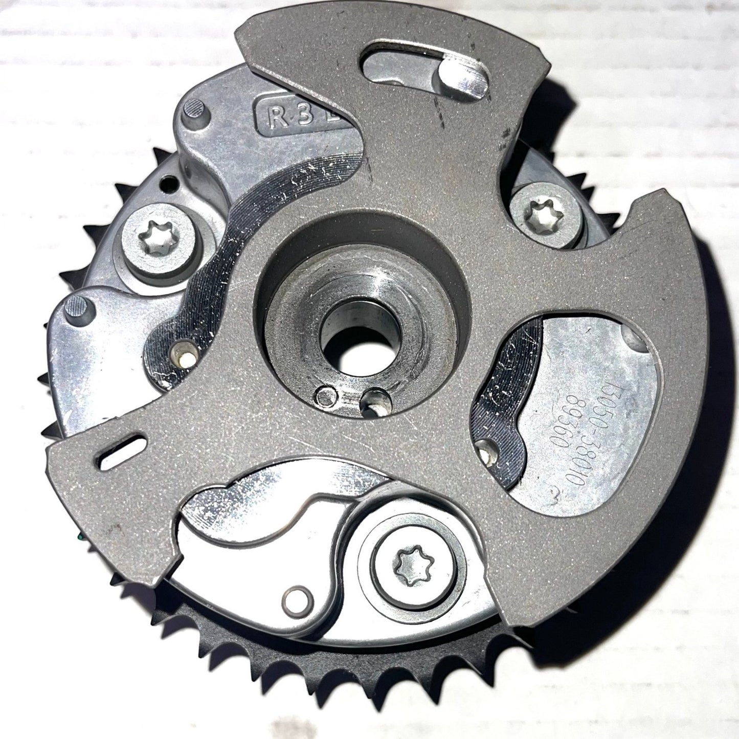 Engine Camshaft Timing Gear 13050-38010 For 2007-2019 Toyota Land Cruiser Tundra GX460 LX570 5.7L 4.6L Replaces 13050-0S020 130500S020 130500S010 13050-0S010