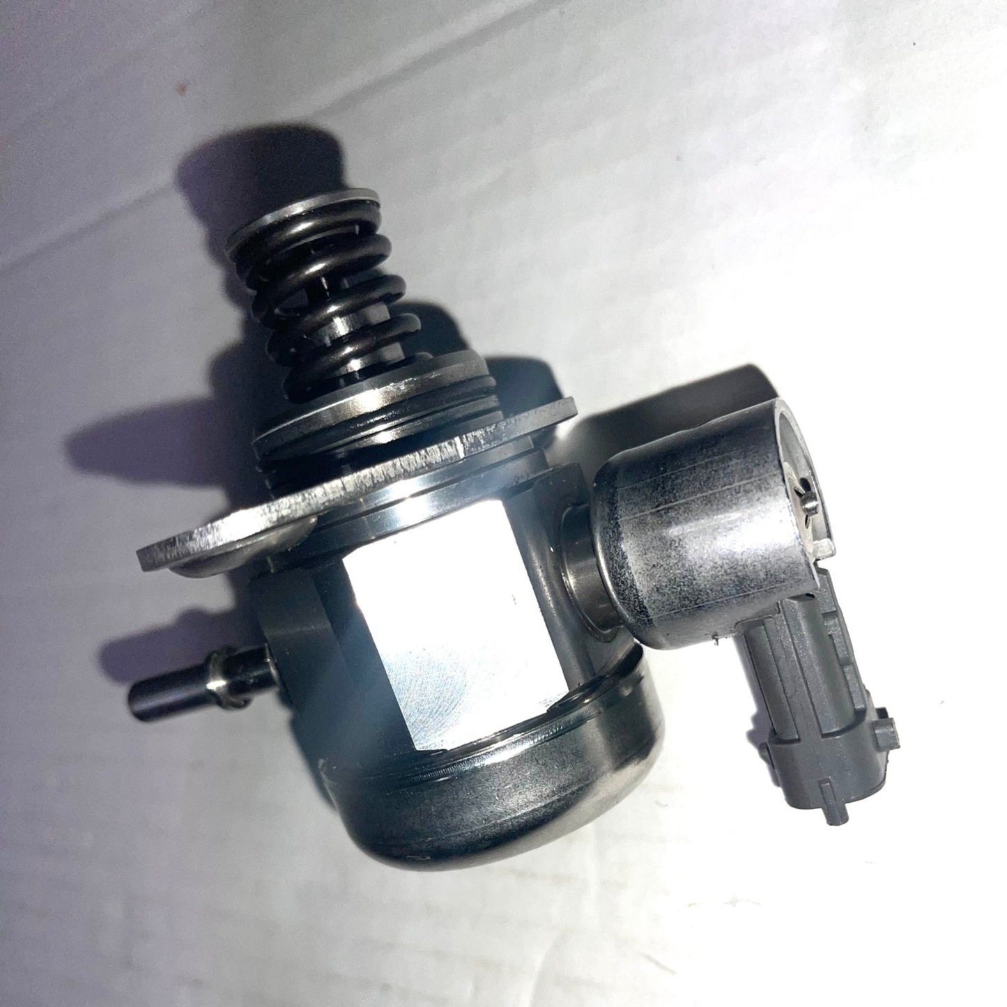 High Pressure Fuel Pump for 2012-2018 Ford Edge Escape Explorer Focus Fusion Police Sedan Land Rover Discovery LR2 Range Rover Evoque Lincoln MKC MKT MKZ L4 2.0L Replace 0261520152