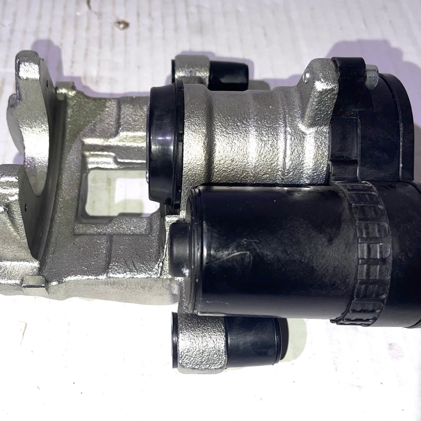 Brake Caliper Rear Left Driver Side for 2016-20 Jaguar XF XE F-PACE T2H37950 T2H7435 T2H37952 J9C25311 T2H40281 T4K8132 T4N7528